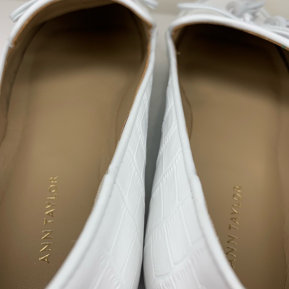 Ann Taylor White Ursula Croco Embossed Leather Tassel Loafers 7.5 - Picture 4 of 7